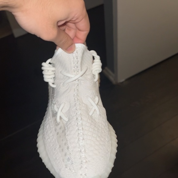 Yeezy 350 v2 Bone. 100% Authentic - Picture 2 of 3